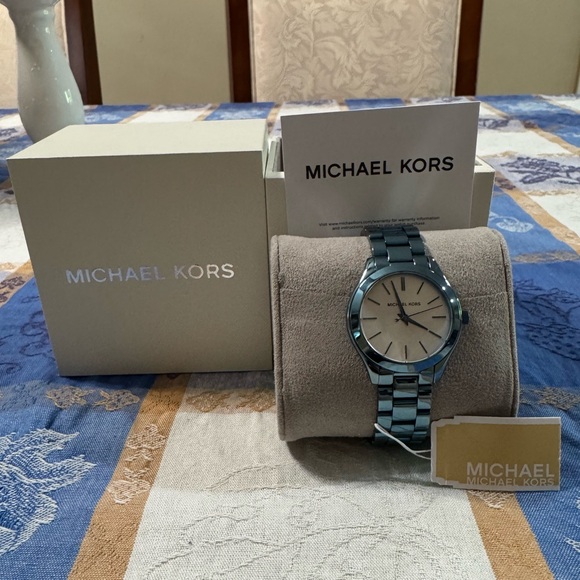 ❌SOLD❌ Michael Kors Runaway Silver Dial Blue Metallic Watch *Pre-loved* - Picture 4 of 4
